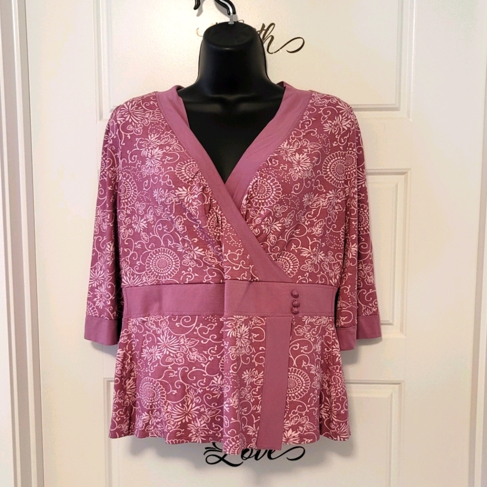 3/4 sleeved v neck silky top.